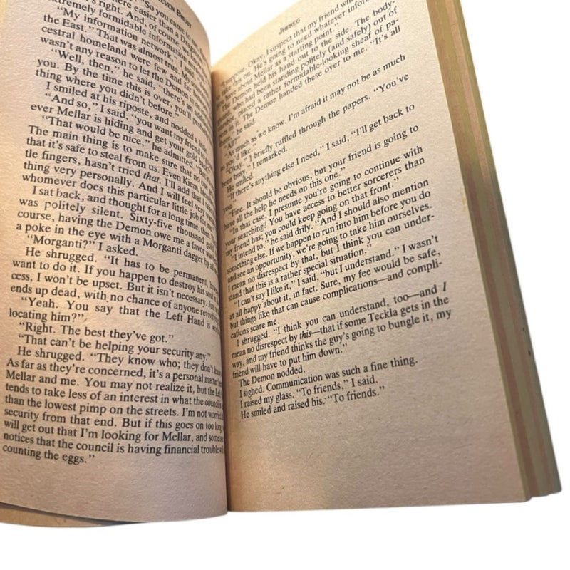 Jhereg: Book 1 of 17: Vlad Taltos