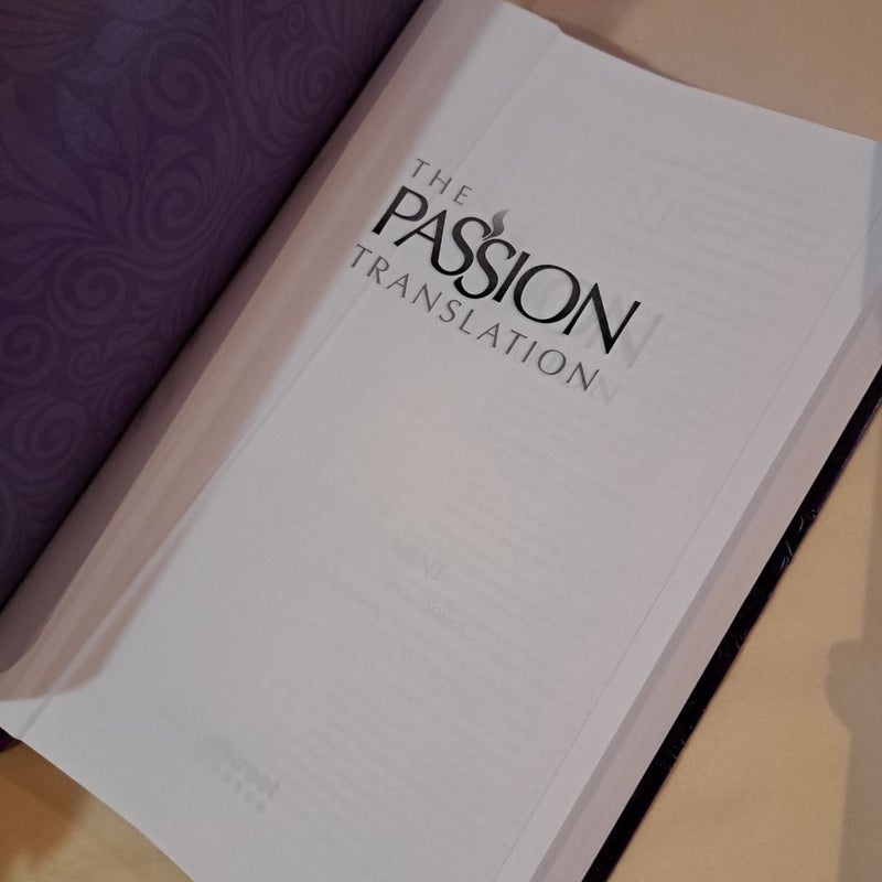 The Passion Translation New Testament Large Print Violet