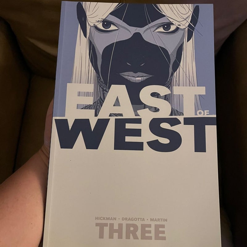 East of West Volume 3: There Is No Us (East of West, 3)