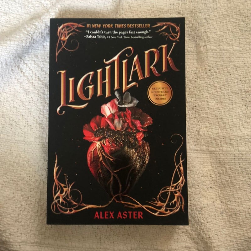 Lightlark (the Lightlark Saga Book 1)