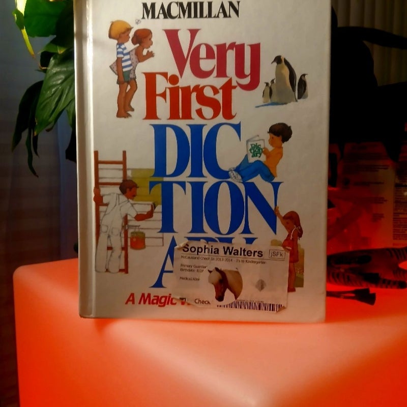 Macmillan Very First Dictionary