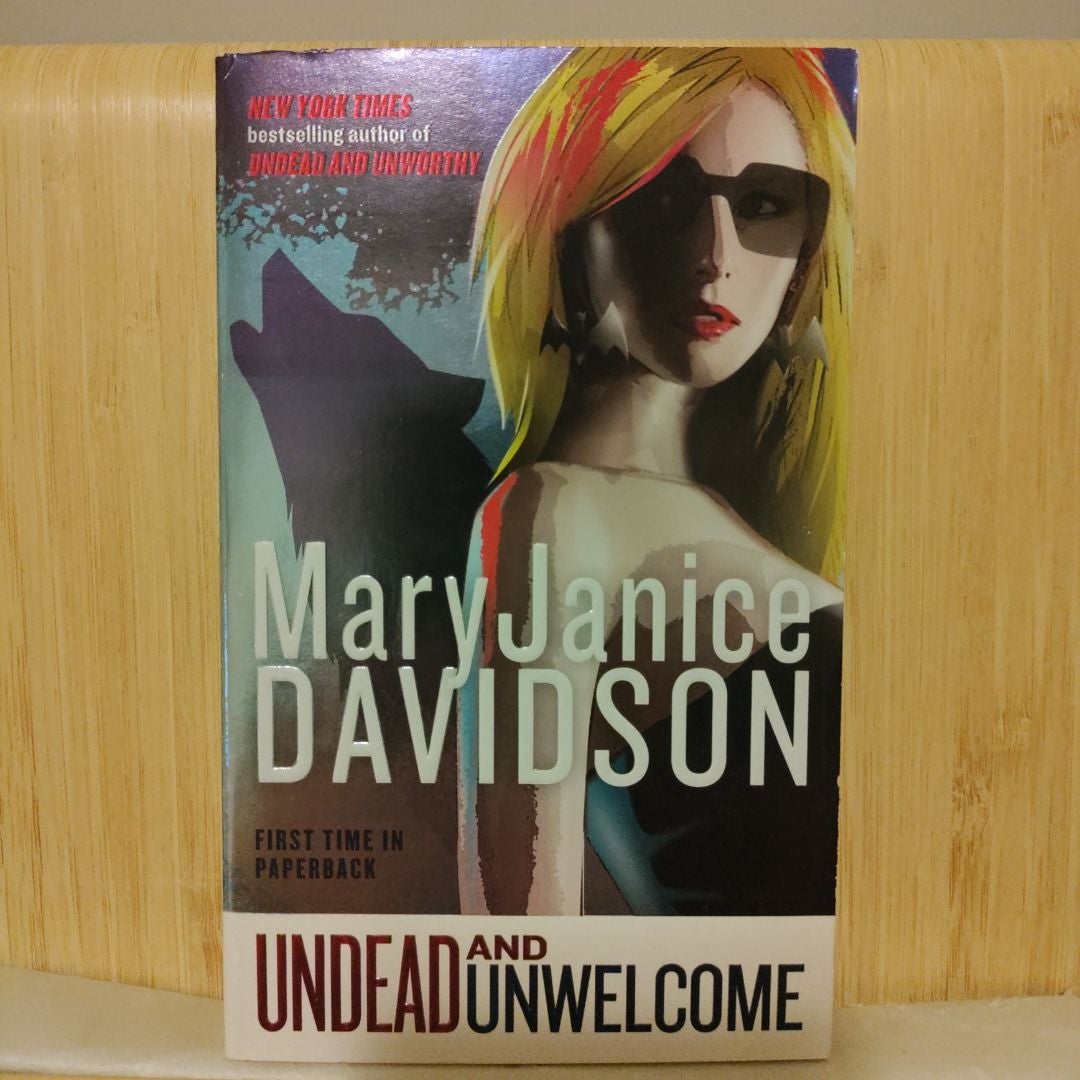 Undead And Unwelcome By MaryJanice Davidson, Paperback | Pangobooks