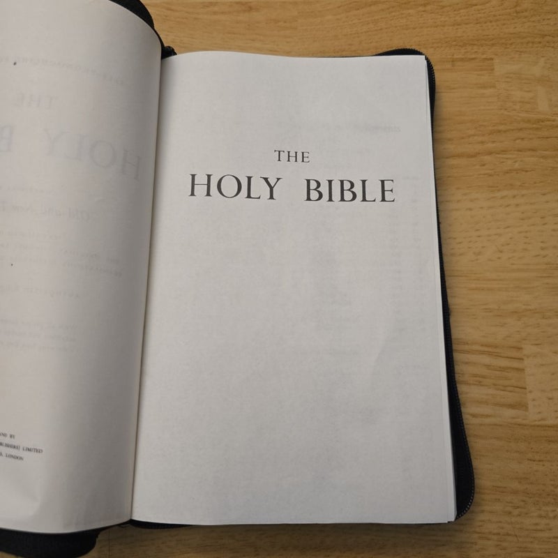 Holy Bible NKJV Self-Pronoucing Red Letter Zipper Edition with Dictionary and Concordance