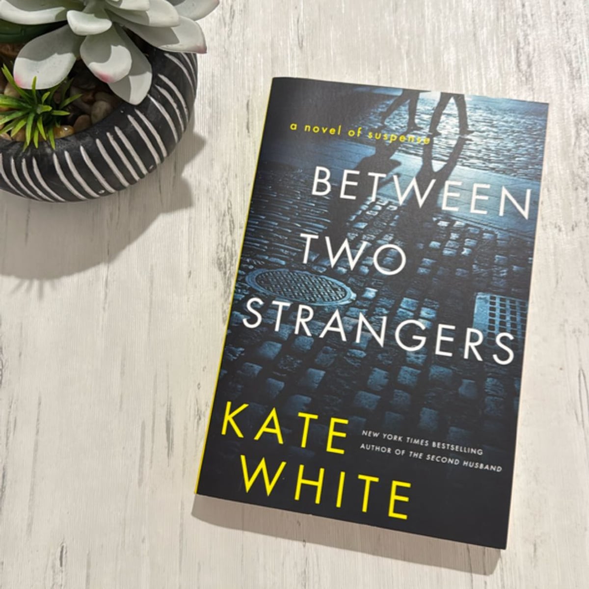 Between Two Strangers by Kate White, Paperback | Pangobooks