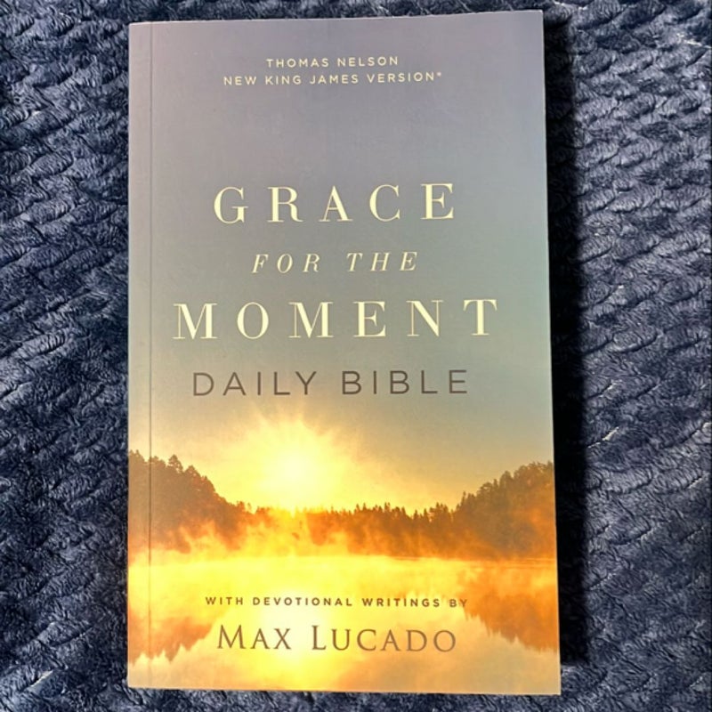 NKJV, Grace for the Moment Daily Bible, Softcover, Comfort Print