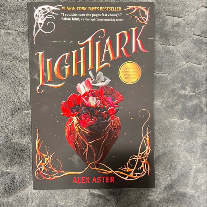 Lightlark (the Lightlark Saga Book 1)