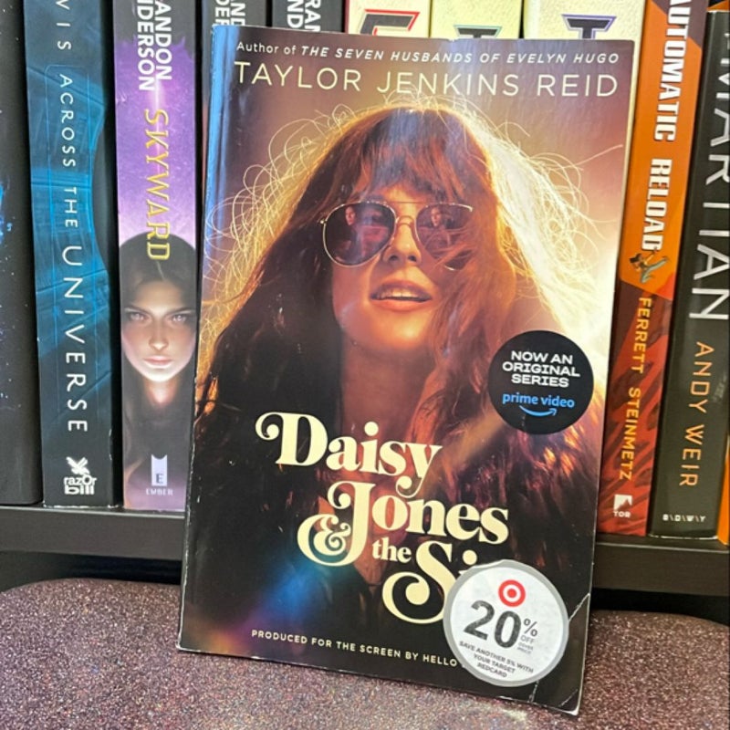 Daisy Jones and the Six (TV Tie-In Edition)