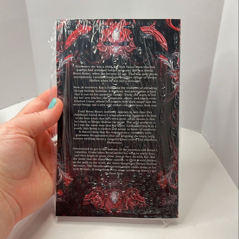 Hollow by Karina Halle, Paperback Pangobooks