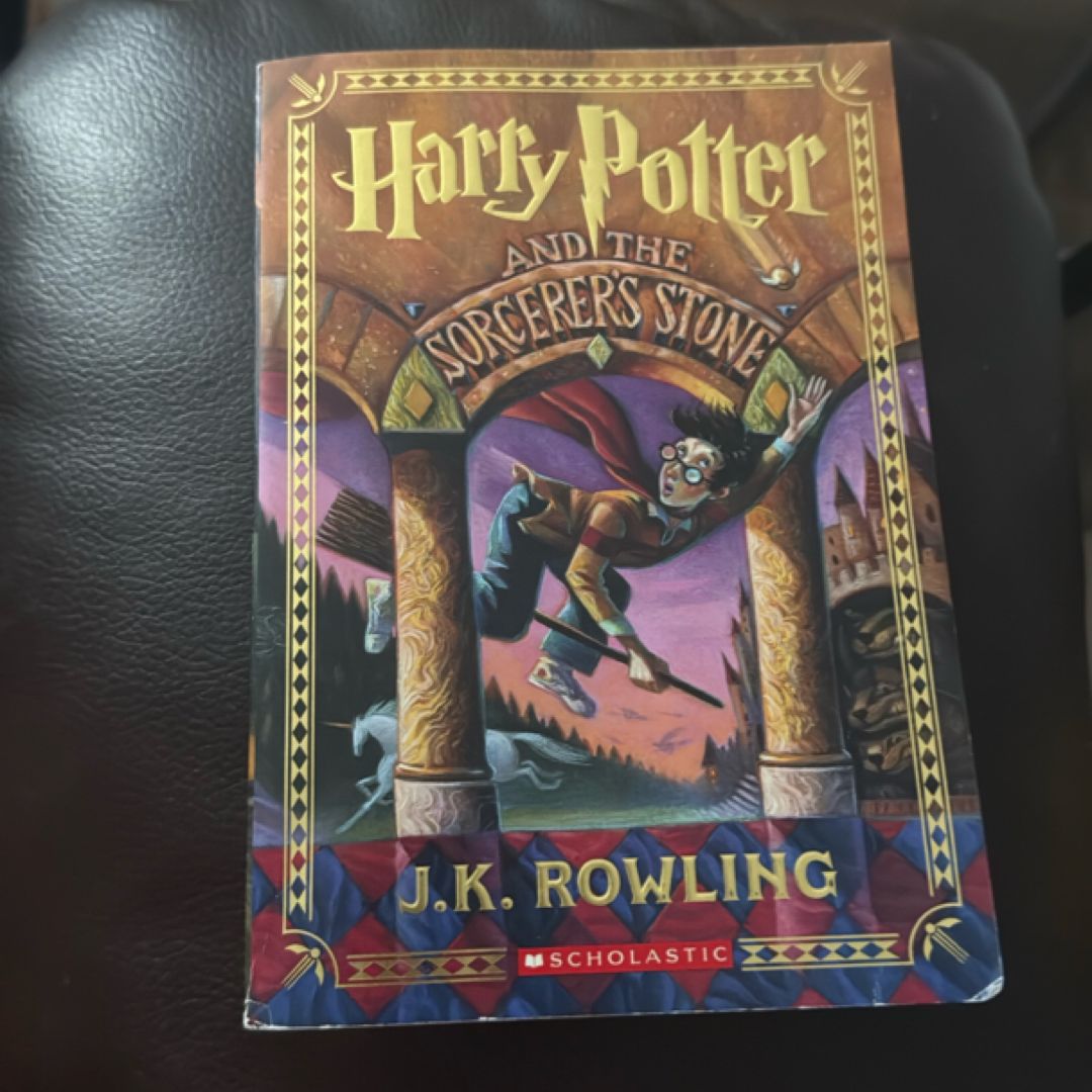Harry Potter and the Sorcerer's Stone (Harry Potter, Book 1)